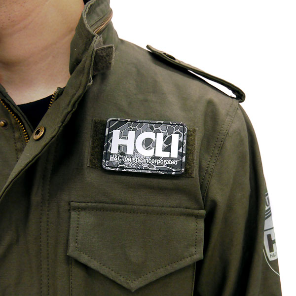 「ヨルムンガンド」の「HCLI M-65ジャケット」に「HCLI PVCパッチ」を装着した例。
