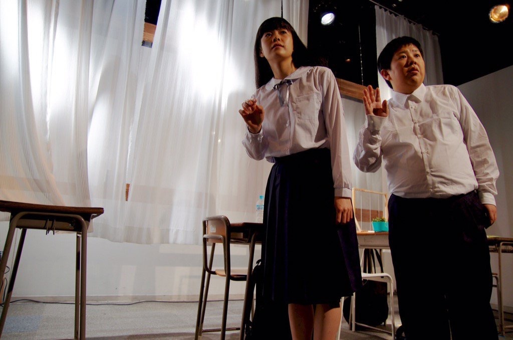 11月12日から23日にかけて上演された「いつ高シリーズ」第1弾「いつだって窓際であたしたち」の模様。 撮影：三上ナツコ