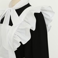 エプロンの肩フリル部分。