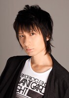 志摩崎修太郎役を務める前野智昭。