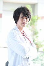 西條命役の斎藤工。