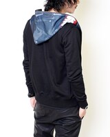 マスクパーカーの着用イメージ。