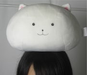 「ティッピーのもふもふクッション」を頭に乗せたイメージ。