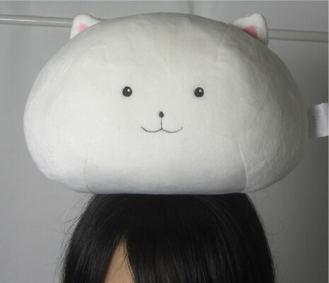 「ティッピーのもふもふクッション」を頭に乗せたイメージ。
