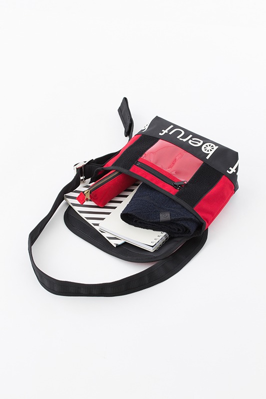 音駒高校モデルのメッセンジャーバッグ。