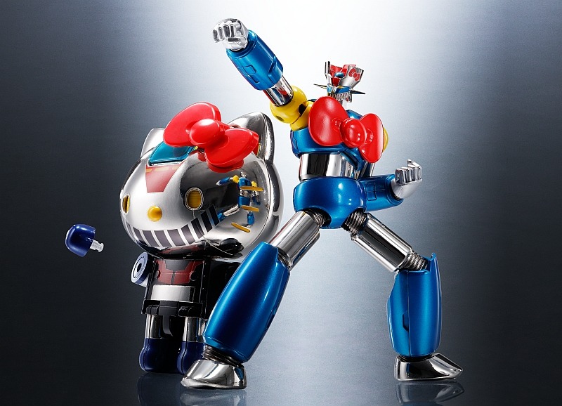 左から「超合金 ハローキティ（マジンガーZカラー）」、「超合金 マジンガーZ（ハローキティカラー）」。