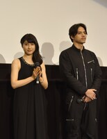 左から土屋太鳳、満島真之介。