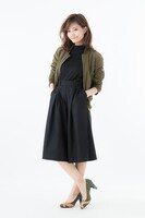 小狼モデルのパンプス。