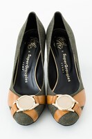 小狼モデルのパンプス。