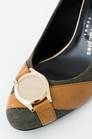 小狼モデルのパンプス。