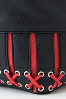 黒鋼モデルのショルダーバッグ。