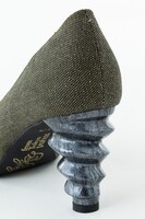 小狼モデルのパンプス。