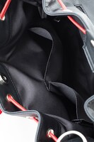 黒鋼モデルのショルダーバッグ。