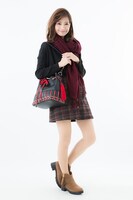 黒鋼モデルショルダーバッグの使用例。