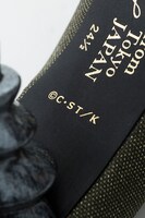 小狼モデルのパンプス。