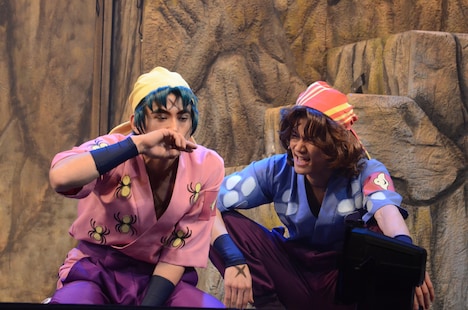 陸酔いが弱点の鬼蜘蛛丸と、義丸。