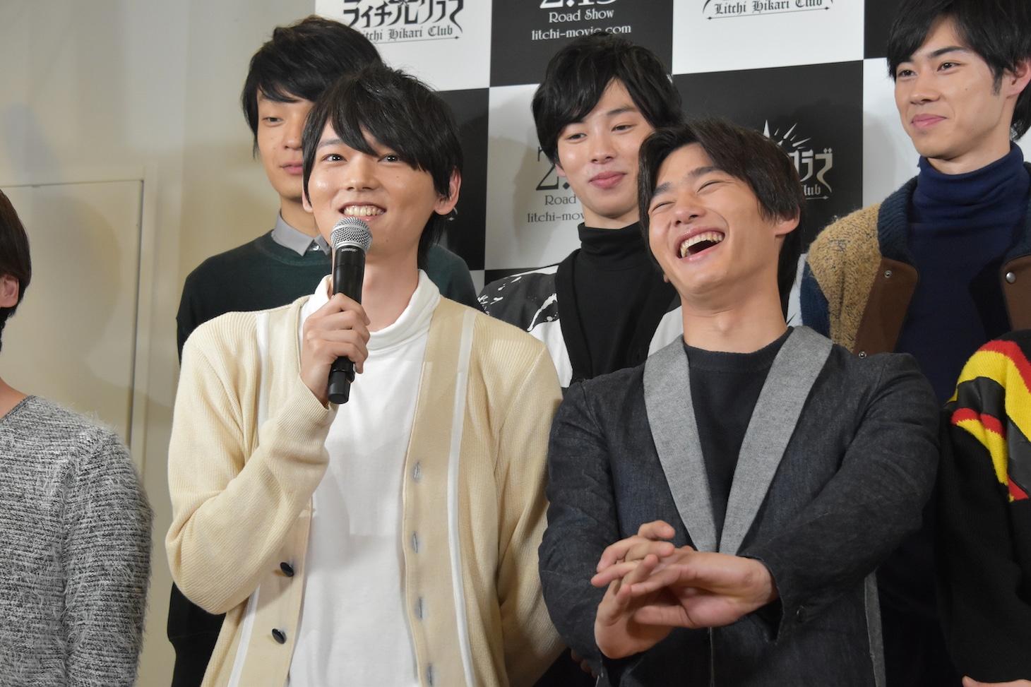 前列左より、古川雄輝、野村周平。