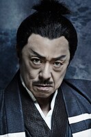 吐鉤群役の中尾隆聖。