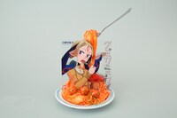 「クミカのミカク」1巻の販促POP。1巻のカバーイラストでもクミカはナポリタンを食べている。