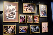 店内には「黒執事」の複製原画が展示されている。