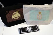 お土産のトートバッグとファントム社のミルクチョコレート。1月は右の、2月は左のトートバッグが進呈される。