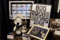 会場に展示されている「黒執事」連載10周年記念グッズ。