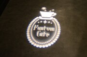 床に投影された「Funtom Cafe」のロゴ。