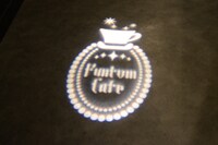 床に投影された「Funtom Cafe」のロゴ。