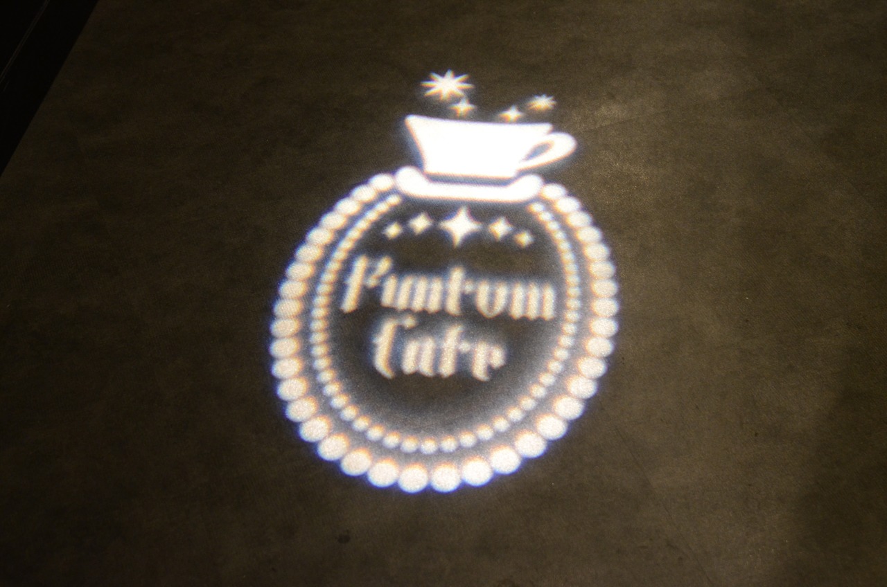 床に投影された「Funtom Cafe」のロゴ。