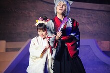 ツクネ役の大場美奈（SKE48）と巴衛役の八神蓮。