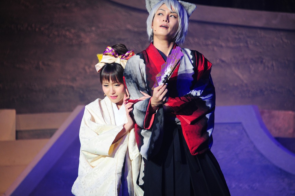 ツクネ役の大場美奈（SKE48）と巴衛役の八神蓮。