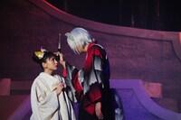 ツクネ役の大場美奈（SKE48）と巴衛役の八神蓮。