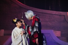 ツクネ役の大場美奈（SKE48）と巴衛役の八神蓮。