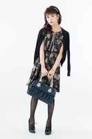 水銀燈モデルのパンプスとバッグの着用例。