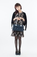 水銀燈モデルのパンプスとバッグの着用例。