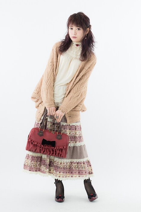 真紅モデルのパンプスとバッグの着用例。