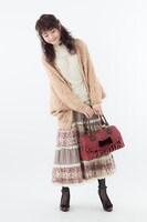 真紅モデルのパンプスとバッグの着用例。