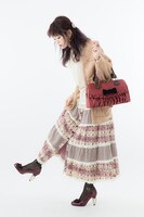 真紅モデルのパンプスとバッグの着用例。