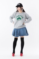 「おそ松さん スウェット」の「松野兄弟ver.」の着用例。「松野兄弟ver.」はWebショップのACOSオンラインにて限定販売される。