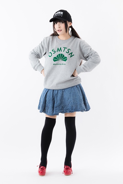 「おそ松さん スウェット」の「松野兄弟ver.」の着用例。「松野兄弟ver.」はWebショップのACOSオンラインにて限定販売される。