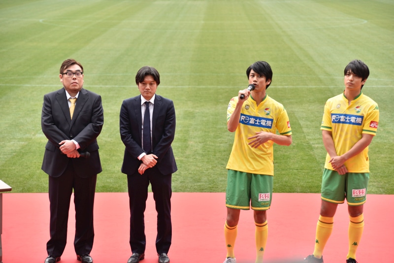 （左から）綱本将也、谷健二、馬場良馬、中村優一。