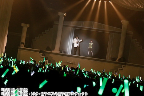 金太郎とデュエットする許斐剛。