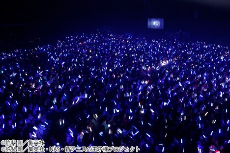 「許斐 剛☆サプライズ LIVE ～一人テニプリフェスタ～」の様子。