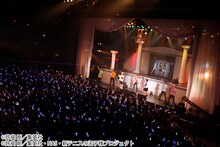 「許斐 剛☆サプライズ LIVE ～一人テニプリフェスタ～」の様子。許斐剛、皆川純子、小越勇輝のほか、手塚や跡部らキャラクターも登場した。