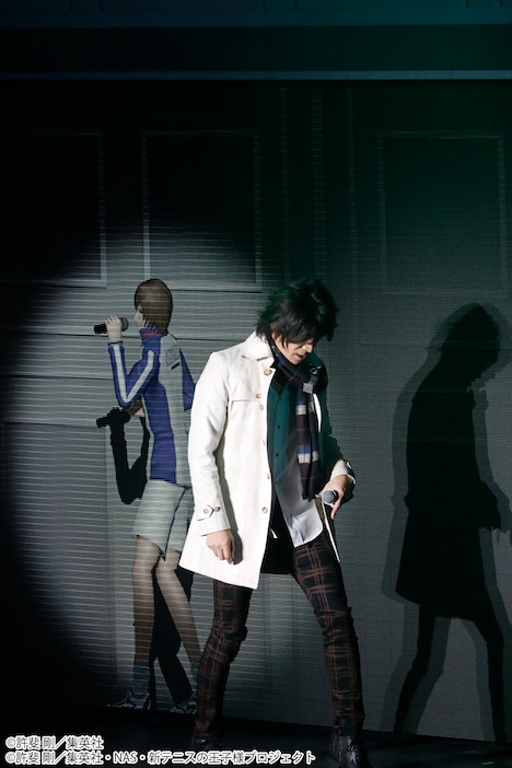 不二周助とデュエットする許斐剛。