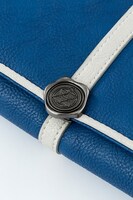 封蝋風に付けられた焔の錬成陣マークの留め具。