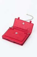 パスケースのフラップを開けると小さなポケット。