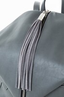 アルフォンスの頭飾りを彷彿とさせるフリンジ。