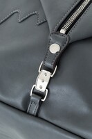 肩のトゲ部分をイメージした金属パーツ。