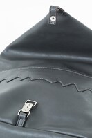 鎧の口元をイメージしたフロント部分。